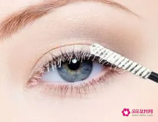 如何夹眼睫毛更翘