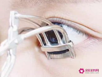 如何夹眼睫毛更翘