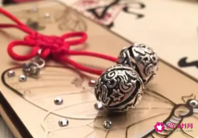 情侣之间的定情信物