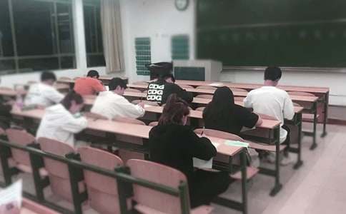 梦见自己考试迟到