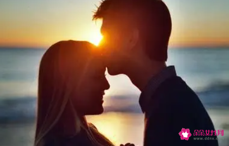 女生爱一个男生的表现