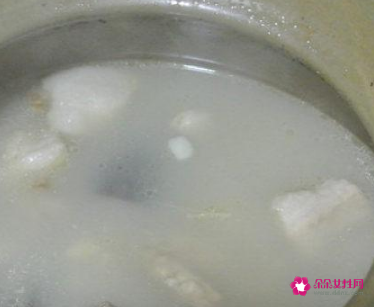 海参花胶炖鸡汤的做法