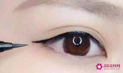 给妆容加分的小技巧