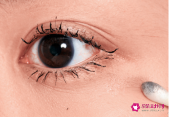 如何夹眼睫毛更翘