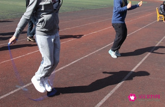 每天跳绳2000会不会伤膝盖