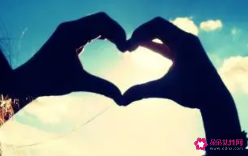 女生爱一个男生的表现