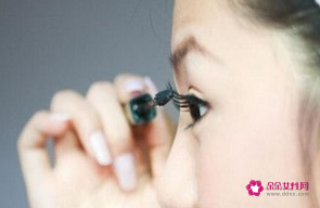 如何夹眼睫毛更翘