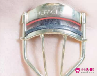 如何夹眼睫毛更翘