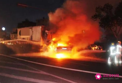 快递车遭追尾快递被烧光，快递被烧了该怎么办