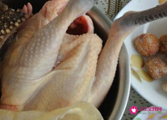 海参花胶炖鸡汤的做法