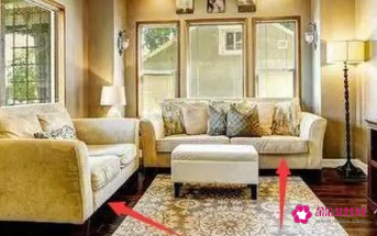 家里沙发对门还是背门好