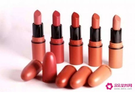 唇彩与口红之间的区别是什么