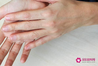 吃饭手指头发麻是什么情况