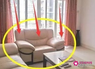家里沙发对门还是背门好