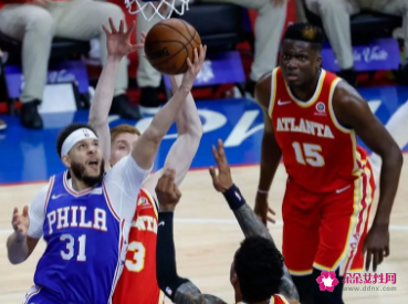 76人抢七被淘汰，主场球迷怒扔水瓶