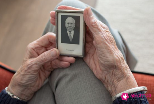 女人梦见去世很久的姥爷