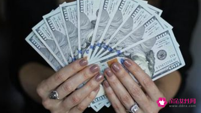 梦见双手都握着钱是什么意思