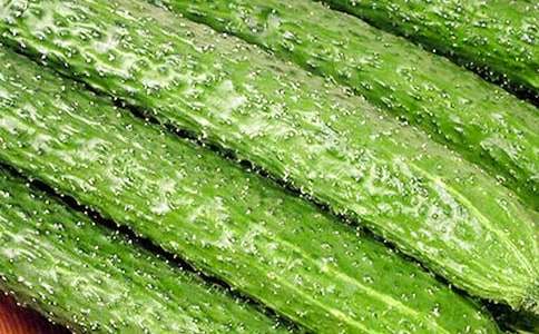 黄瓜敷脸好处多多MM值得一试哦