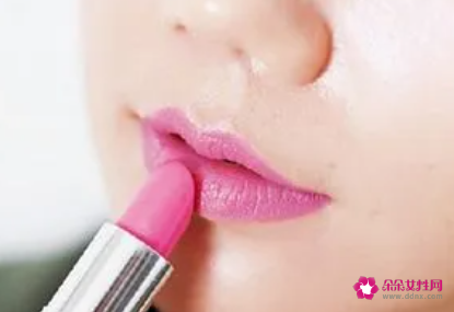 针对不同唇形打造性感唇妆