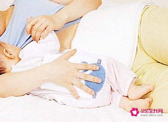 坐喂好还是躺喂好