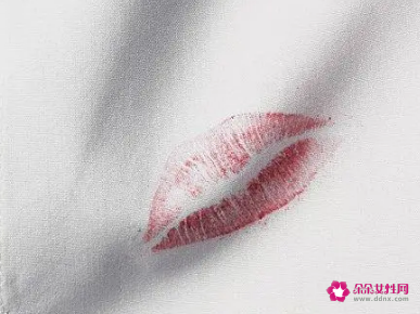 口红弄到酒店床单上怎么办