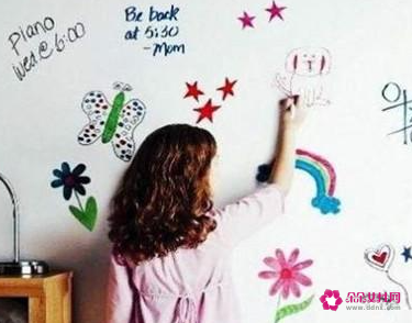 墙上的黑笔字迹怎么去掉