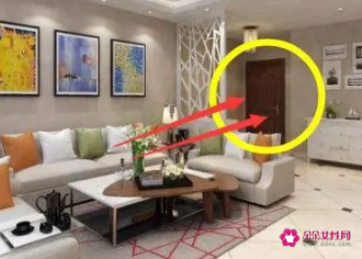 家里沙发对门还是背门好