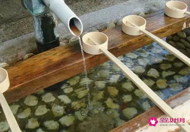 梦见被别人用水冲有什么征兆