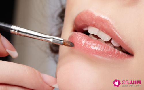 唇彩与口红之间的区别是什么