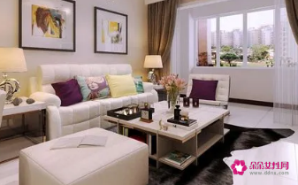 家里沙发对门还是背门好