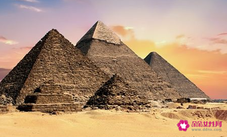 梦见有很多金字塔