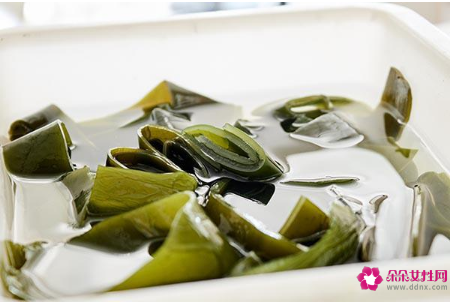 脸上挤出黄黄硬一粒有个洞原因