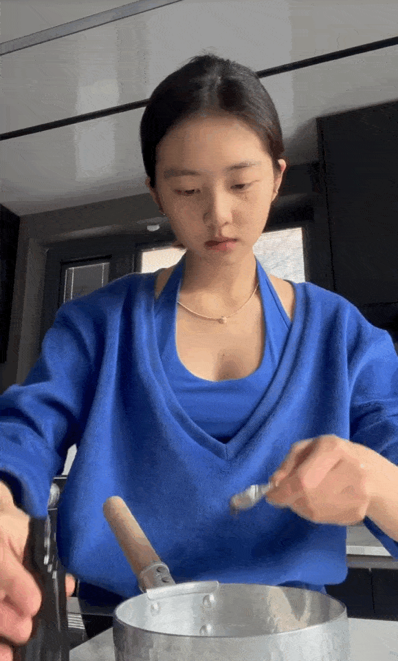 黄磊17岁女儿怎么了？穿衣暴露再引争议！网友：打扮清纯真很难吗