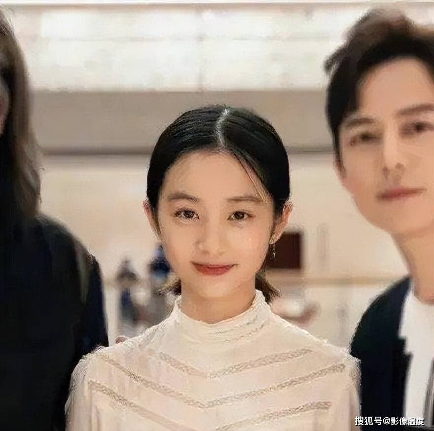 黄磊17岁女儿怎么了？穿衣暴露再引争议！网友：打扮清纯真很难吗