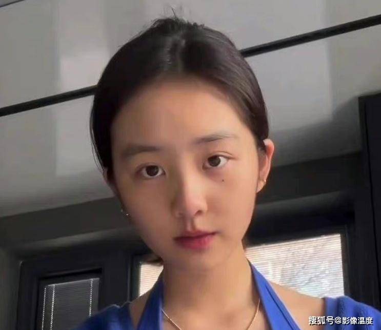 黄磊17岁女儿怎么了？穿衣暴露再引争议！网友：打扮清纯真很难吗