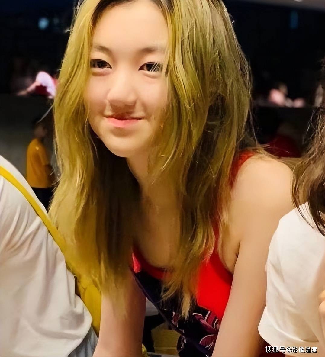 黄磊17岁女儿怎么了？穿衣暴露再引争议！网友：打扮清纯真很难吗