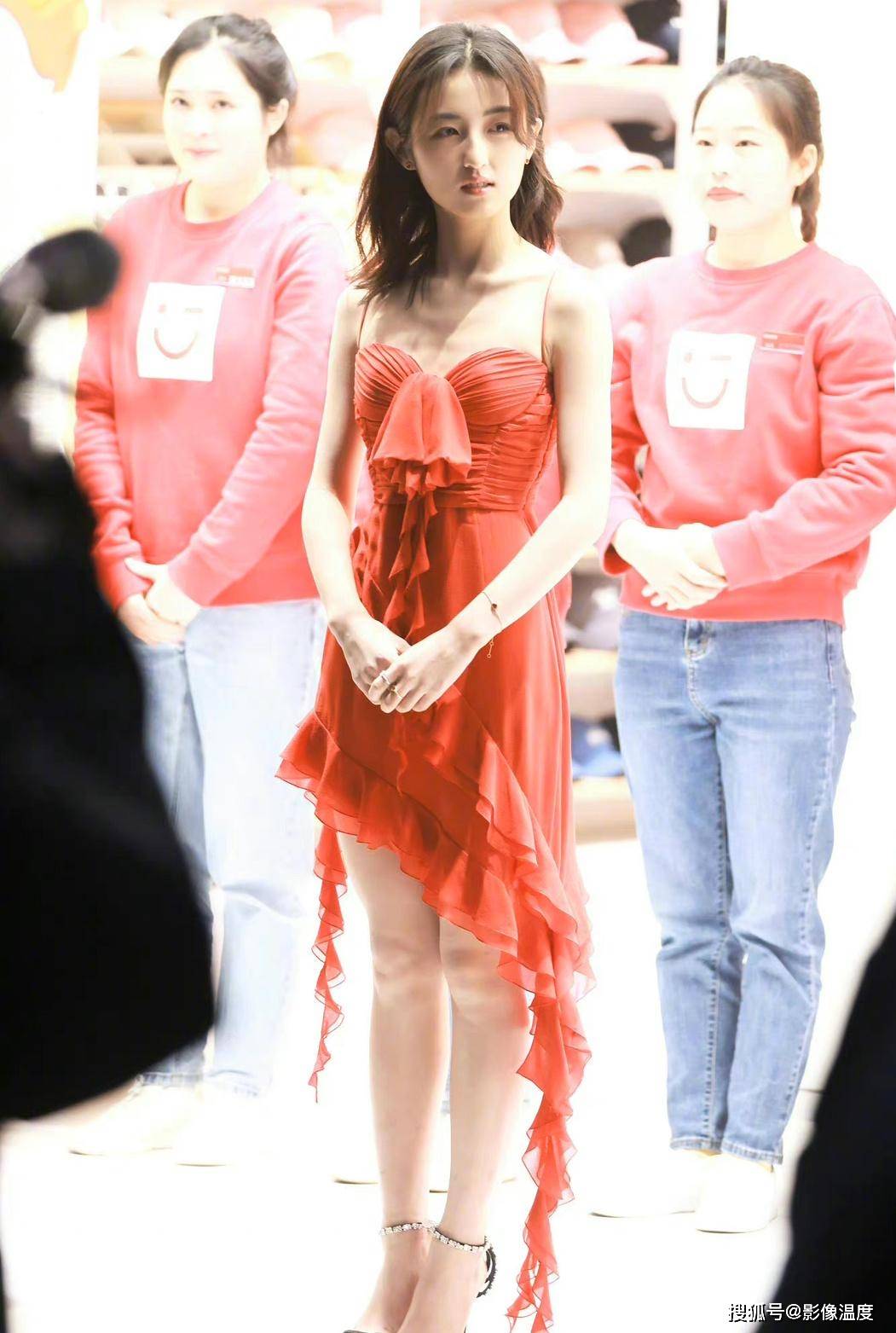 黄磊17岁女儿怎么了？穿衣暴露再引争议！网友：打扮清纯真很难吗