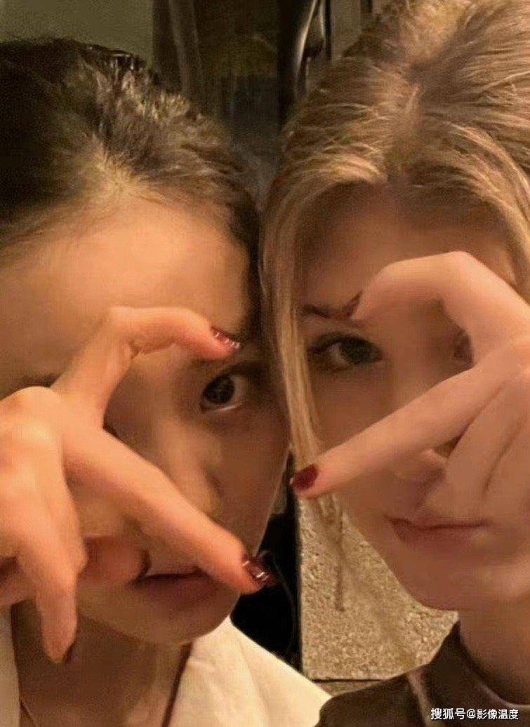 黄磊17岁女儿怎么了？穿衣暴露再引争议！网友：打扮清纯真很难吗