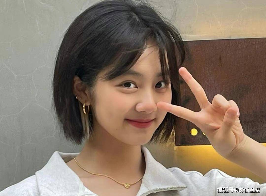 黄磊17岁女儿怎么了？穿衣暴露再引争议！网友：打扮清纯真很难吗