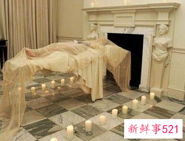 梦到死人躺在床上