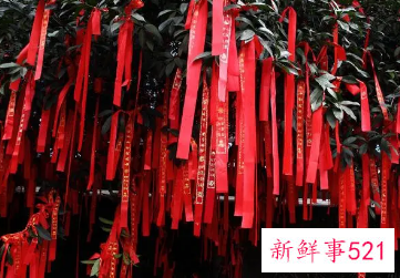 梦见自己在寺庙里吃饭是什么预兆