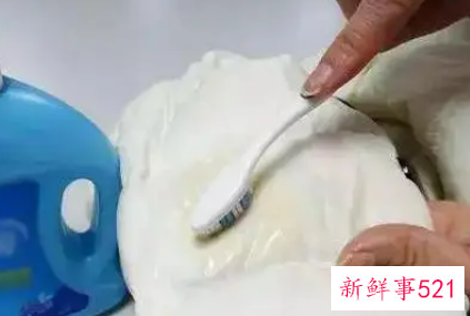 白色羽绒服怎么洗最好