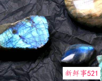 梦见发光的石头好不好