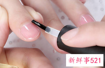 美甲护理油的使用方法