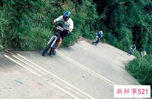 梦见骑自行车带人下坡