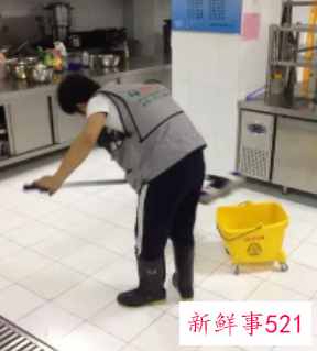 厨房地面有油滑怎么办