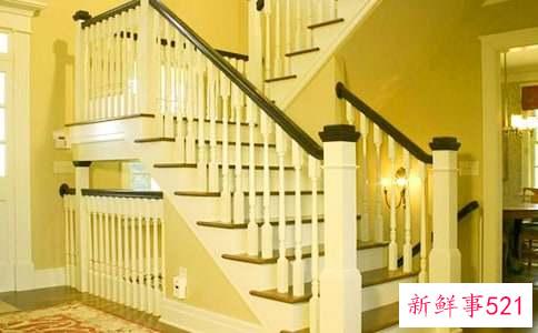 下楼梯脚崴了肿了怎么办