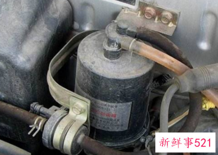 汽车一开空调就有臭味是什么原因