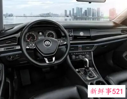 汽车一开空调就有臭味是什么原因