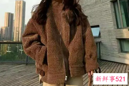 羊羔皮外套怎么搭配好看